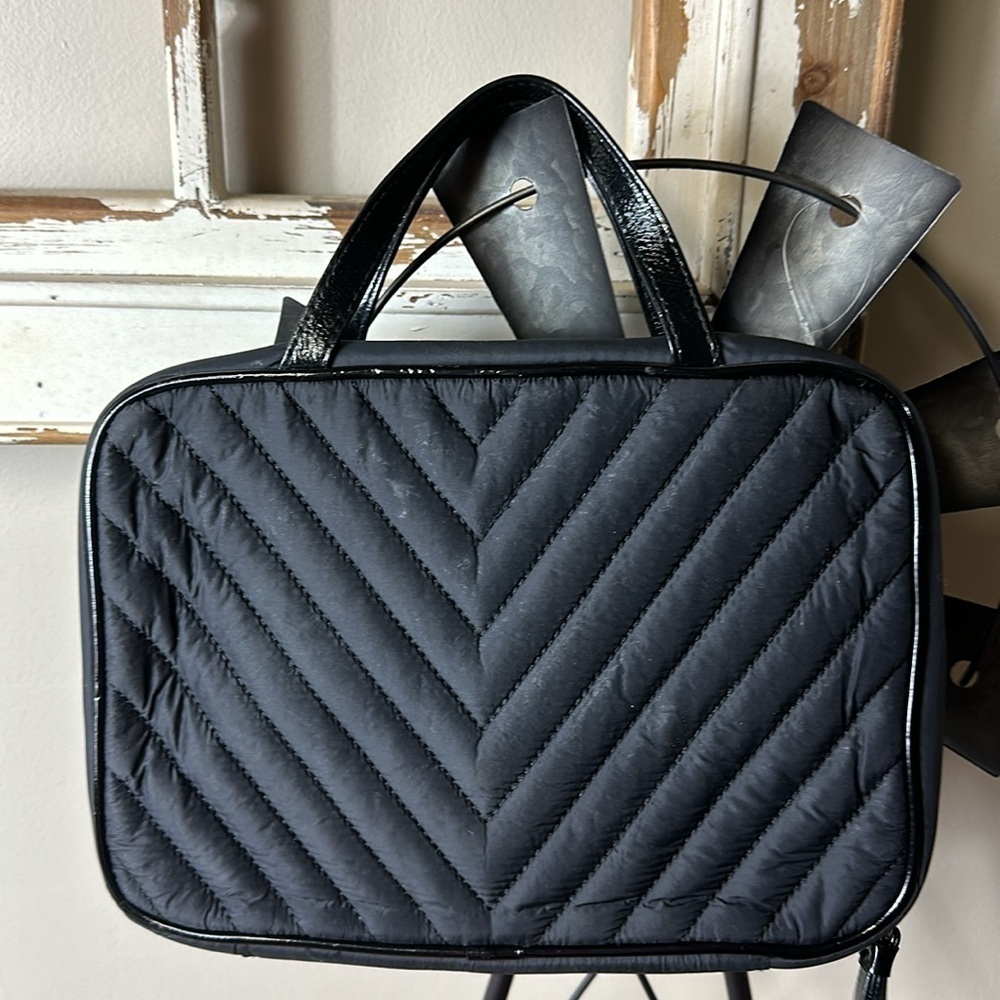 Victoria secret hanging cosmetic bag preowned great condition.Needs a little cl - Picture 3 of 6
